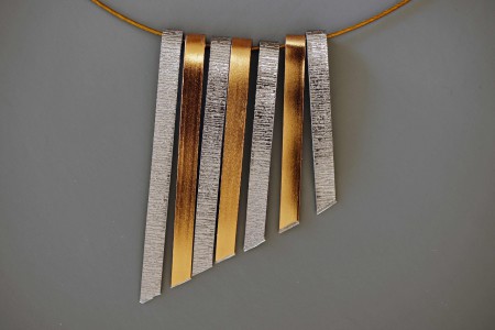 Pendentif graphique en aluminium sur jonc d'acier